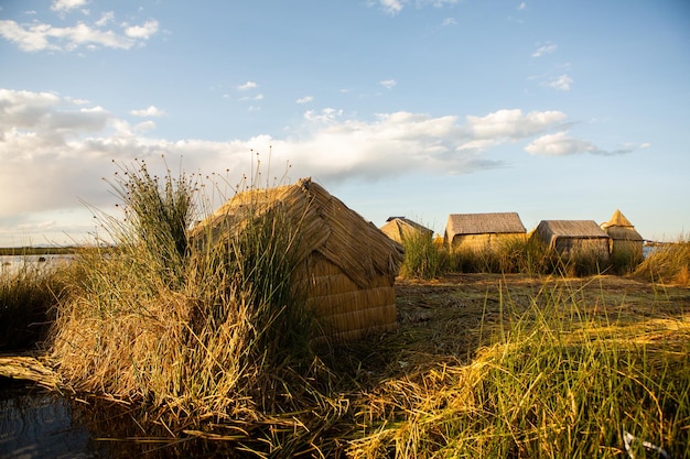 Zdjęcie jezioro titicaca jest największym jeziorem w ameryce południowej i najwyżej położonym żeglownym jeziorem na świecie