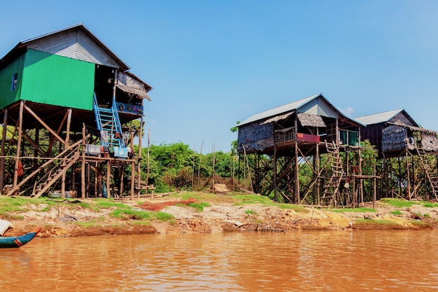 Jezioro Tonle Sap. Pływająca Wioska Rybacka Kampong Phluk W Porze Suszy. Domy Na Palach, Ludzie I łodzie. Biedny Kraj. życie I Praca Mieszkańców Kambodży Na Wodzie, Niedaleko Siem Reap, Kambodża