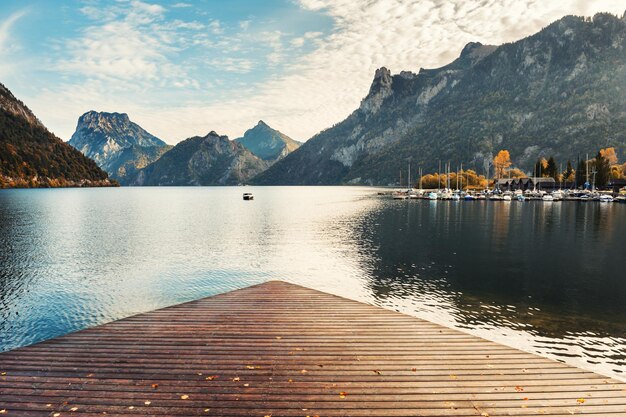 Jezioro Traunsee w Alpach, Austria. Jesienny krajobraz