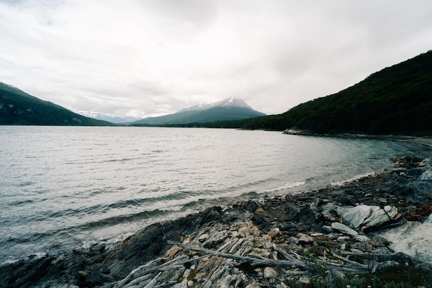 jezioro w Bahia Lapataia pośród gór w Tierra del Fuego