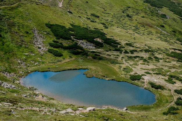 Jezioro w górach. Malowniczy krajobraz górski. Karpaty