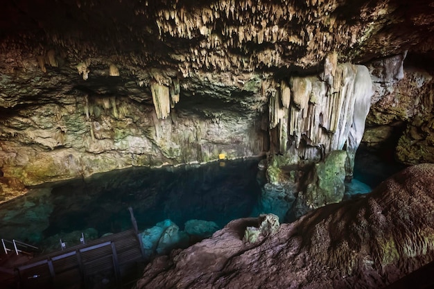 Jezioro w jaskini ze stalagmitami na Kubie Varadero