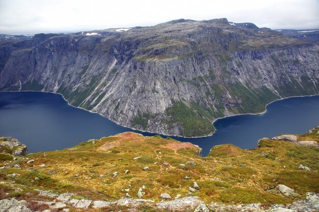 Jezioro w języku Trolla. Norwegia