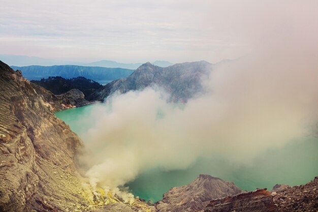 Jezioro w kraterze wulkanu Ijen, Jawa, Indonezja