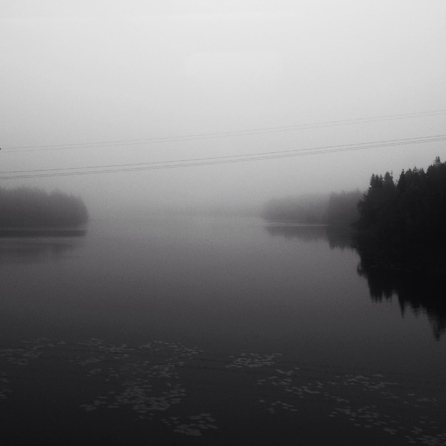 Zdjęcie jezioro w mgle