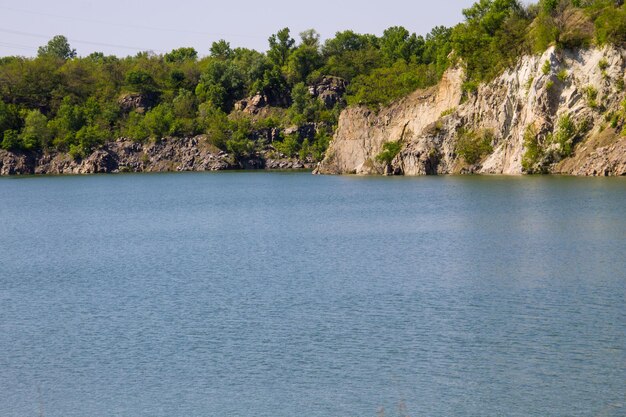 Jezioro w opuszczonym kamieniołomie