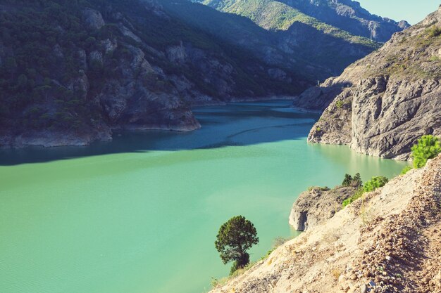 Jezioro W Turcji. Piękne Górskie Krajobrazy.