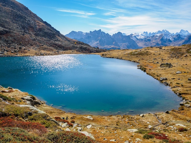 Jezioro wężowe we francuskich Alpach Park Narodowy Ecrins Francja