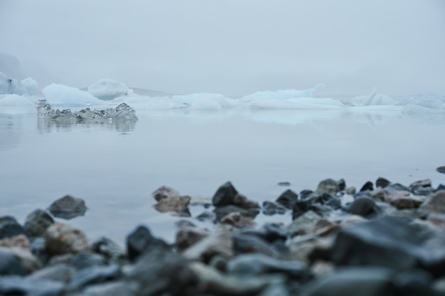 Zdjęcie jezioro z lodem i mgłą. jezioro lodowcowe jokulsarlon