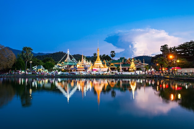 Jezioro ze świątyniami Wat Chong Klang i Wat Chong Kham o zachodzie słońca, Mae Hong Son, Tajlandia