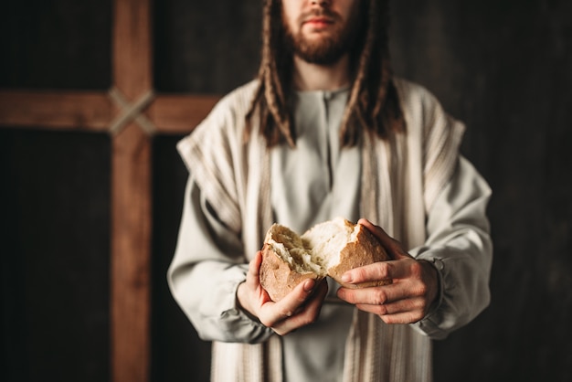 Zdjęcie jezus chrystus daje chleb wiernym, święty pokarm, krzyż ukrzyżowania