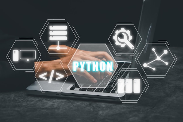 Język programowania PythonCzłowiek korzystający z laptopa z ikoną programowania pythona na wirtualnym ekranie Koncepcja opracowywania aplikacji i stron internetowych