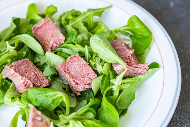 język sałatka zielone liście wieprzowina mix kuchnia świeży zdrowy posiłek jedzenie przekąska dieta na stole