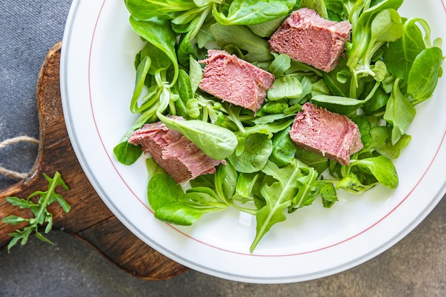 język sałatka zielone liście wieprzowina mix kuchnia świeży zdrowy posiłek jedzenie przekąska dieta na stole