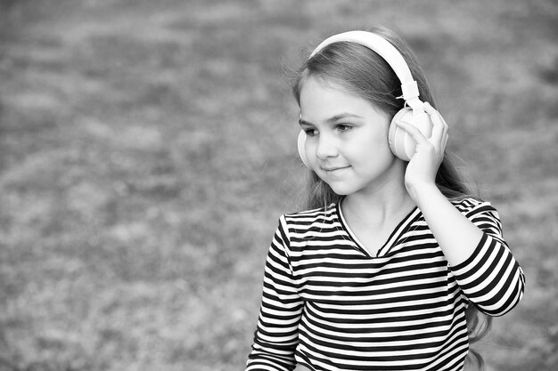 Język To Nowe życie Małe Dziecko Nosi Słuchawki Lato Na Dworze Szkoła Języka Angielskiego Edukacja Językowa Kursy Języków Obcych Rozumienie Ze Słuchu Nowa Technologia Prywatne Nauczanie Przestrzeń Do Kopiowania