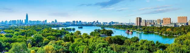 Zdjęcie jinan daming lake park i panoramę miasta