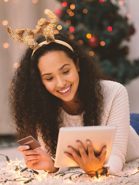 Jingle Aż Do Wypłaty Ujęcie Szczęśliwej Młodej Kobiety Korzystającej Z Laptopa I Karty Kredytowej Podczas świąt Bożego Narodzenia W Domu