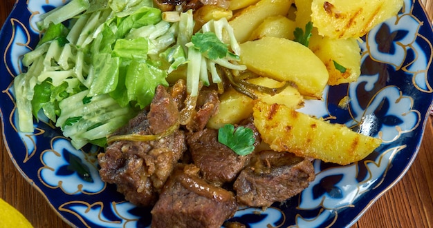 Jiz Biz, rostbef z ziemniakami, kuchnia kaukaska, tradycyjne dania różne, widok z góry.