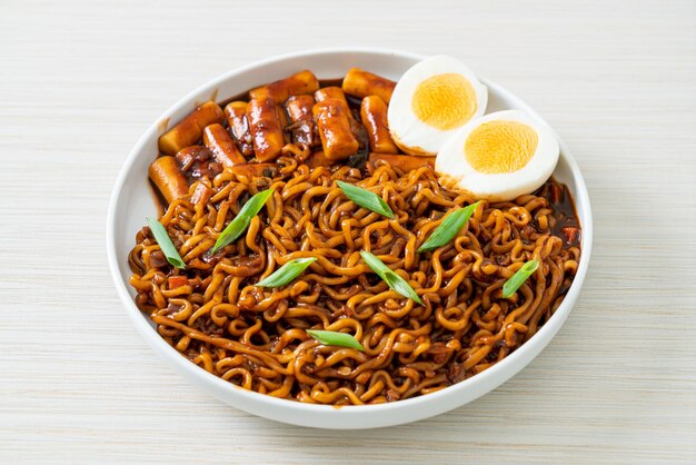 Jjajang Rabokki - koreański makaron błyskawiczny lub Ramyeon z koreańskim ciastem ryżowym lub Tteokbokki i jajkiem w sosie z czarnej fasoli - po koreańsku