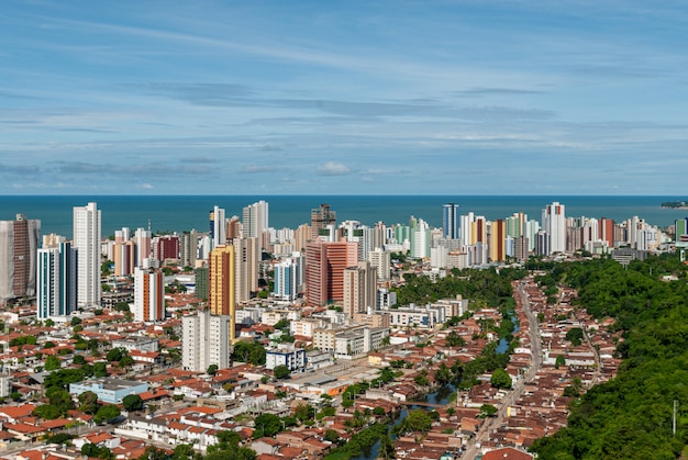 joao pessoa paraiba brazylia 17 maja 2011 r. pokazująca budynki i morze w tle