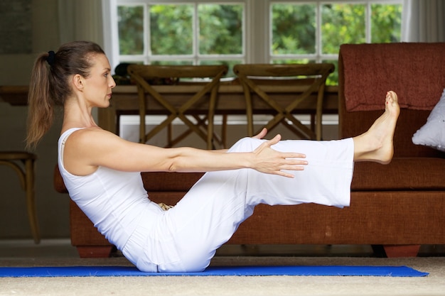 Zdjęcie joga kobieta ćwiczenia przez podnoszenie nogi
