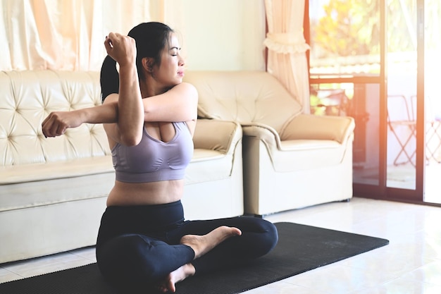 Joga kobieta w domu joga szkolenie online instruktor jogi lekcja pozy oddychanie medytacja ćwiczenia ćwiczące w odzieży sportowej kobiety ćwiczące w domu dobre samopoczucie młode ćwiczące w pomieszczeniu