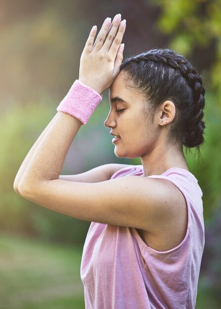 Joga medytacyjna i fitness z kobietą-sportowcem trenującą dla dobrego samopoczucia lub wewnętrznego spokoju na świeżym powietrzu Ćwiczenia zdrowotne i zen z joginką medytującą na zewnątrz dla równowagi duchowej