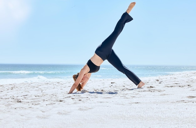 Joga na plaży i pilates dla kobiet z treningiem równowagi i medytacją na morskim piasku Sportowiec z ćwiczeniami fitness i pozy zen rozciągającymi się dla relaksu i treningu sportowego na świeżym powietrzu nad oceanem