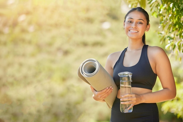 Joga portretowa i kobieta z matą wodną i ćwiczeniami odnowy biologicznej oraz zen w naturze szczęśliwy i uśmiech Pilates twarzy i dziewczyna na wsi dla zdrowia psychicznego zen z makietą medytacji i treningiem