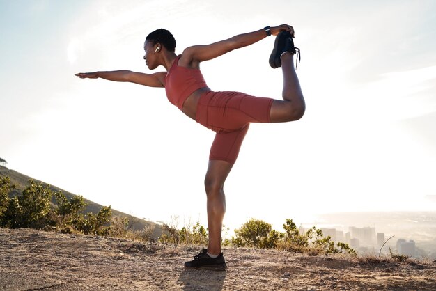 Joga rozciągająca fitness i trening czarnej kobiety do ćwiczeń zdrowotnych i biegania po górach w Nepalu Pilates elastyczność i afrykański sportowiec w przyrodzie do treningu sportowego lub cardio