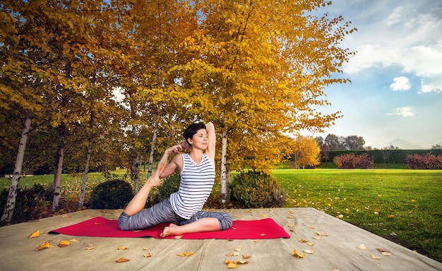 Joga w jesiennym parku