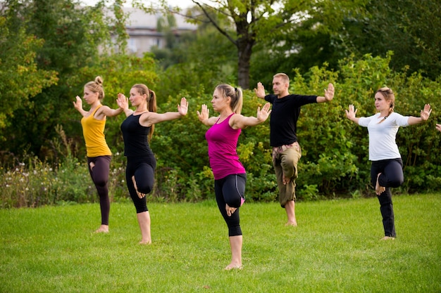 Joga w naturze ćwiczy na równowagę