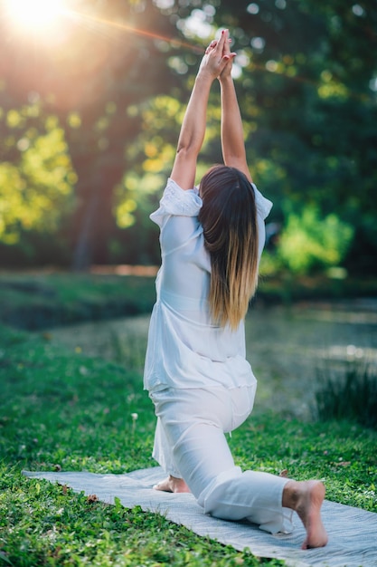 Joga w naturze Pokojowej pozie wojownika