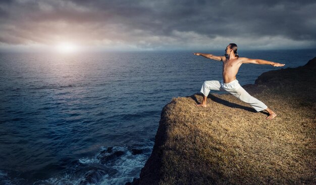 Joga w pobliżu oceanu