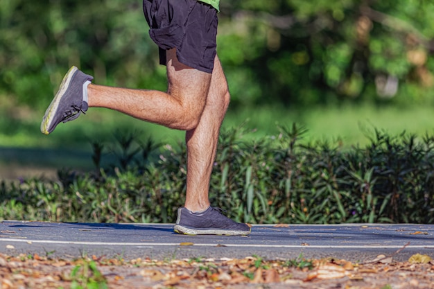 Jogging wieczorem w publicznym parku