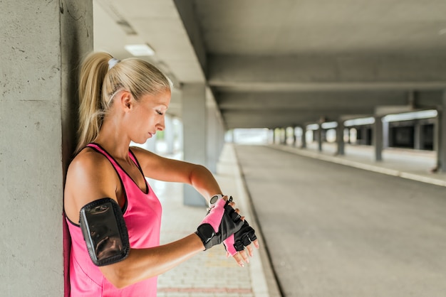 Zdjęcie jogging woman checks smart watch