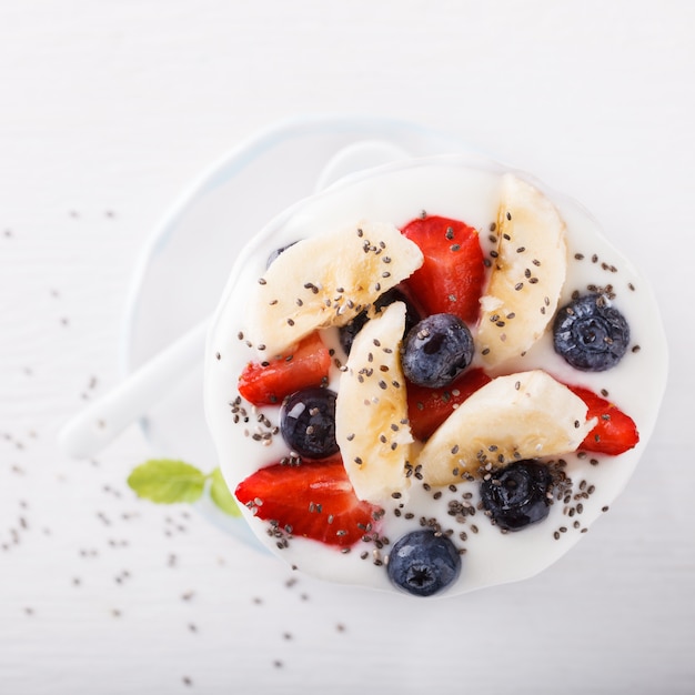 Jogurt, domowej roboty w ceramicznej misce z jagodami