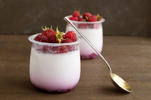 Jogurt domowej roboty zdrowej diety z malinami. selektywne skupienie