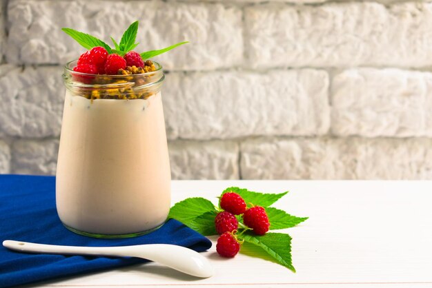Jogurt Granola ozdobiony świeżymi jagodami malin Letnia koncepcja zdrowego deseru