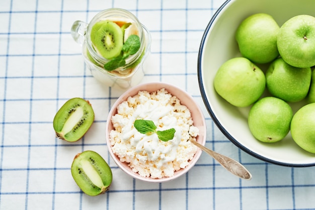 Jogurt Kiwi, Zielone Jabłka, Twarożek Ze śmietaną I Miętą, Desery Wegetariańskie. Zdrowe śniadanie. Dzień Dobry. Zdrowe Wegańskie Jedzenie. Desery Wegetariańskie, Desery Odmiany Koncepcyjne