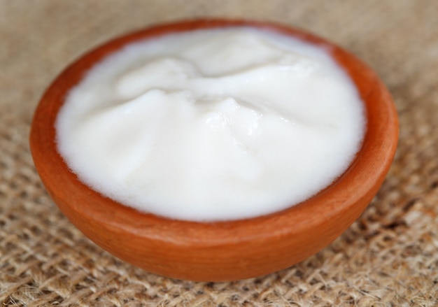 Jogurt lub słodki twaróg na brązowej misce