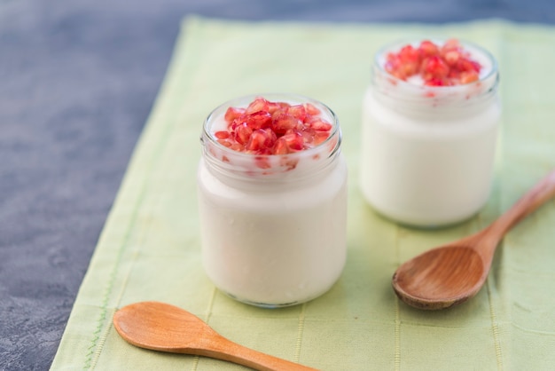 Zdjęcie jogurt naturalny z granadyną (zdrowe śniadanie)