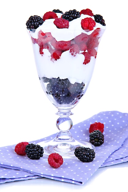 Jogurt naturalny z świeżymi jagodami wyizolowanymi na białym