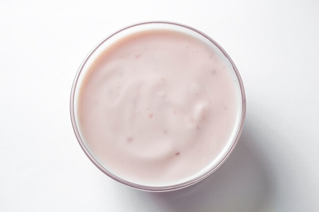 Jogurt w szklanym talerzu na białym tle ,.
