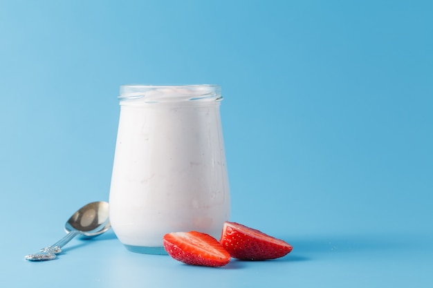 Jogurt z dojrzałą świeżą truskawką w słoikach