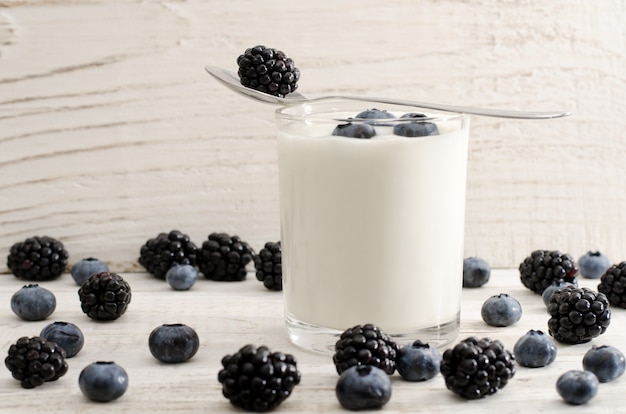 Jogurt z jagodami, jeżyny w łyżce