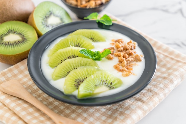 Jogurt Z Kiwi I Muesli