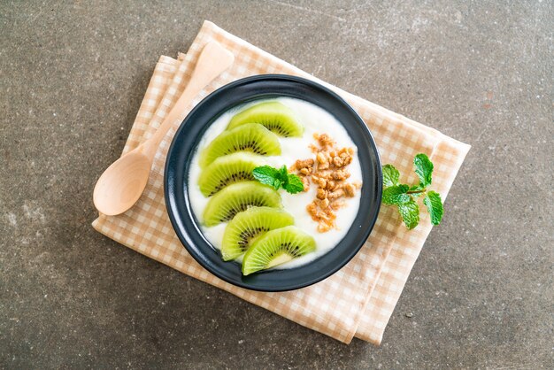 jogurt z kiwi i muesli