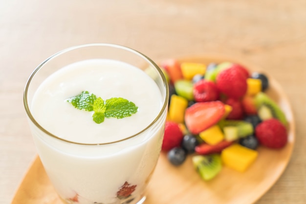jogurt z mieszanych owoców