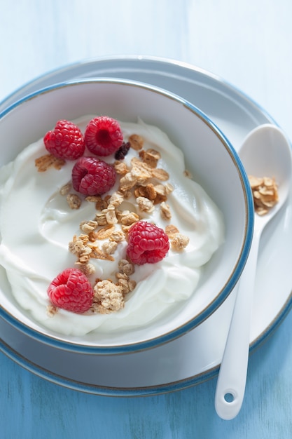 Jogurt z muesli i malinami na zdrowe śniadanie